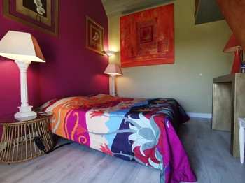 Chambre 4 (mauve) avec Lit électrique 160 + 2 lits 90 avec Lit 160 x 200 + 2 lits 90 en mezzanine