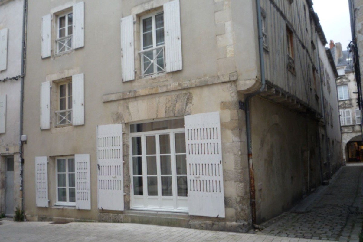 vue extérieur dans le centre ville piétonnier de La Rochelle