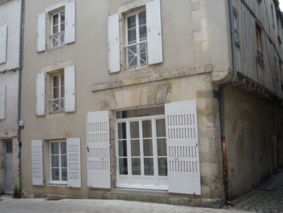 vue extérieur dans le centre ville piétonnier de La Rochelle