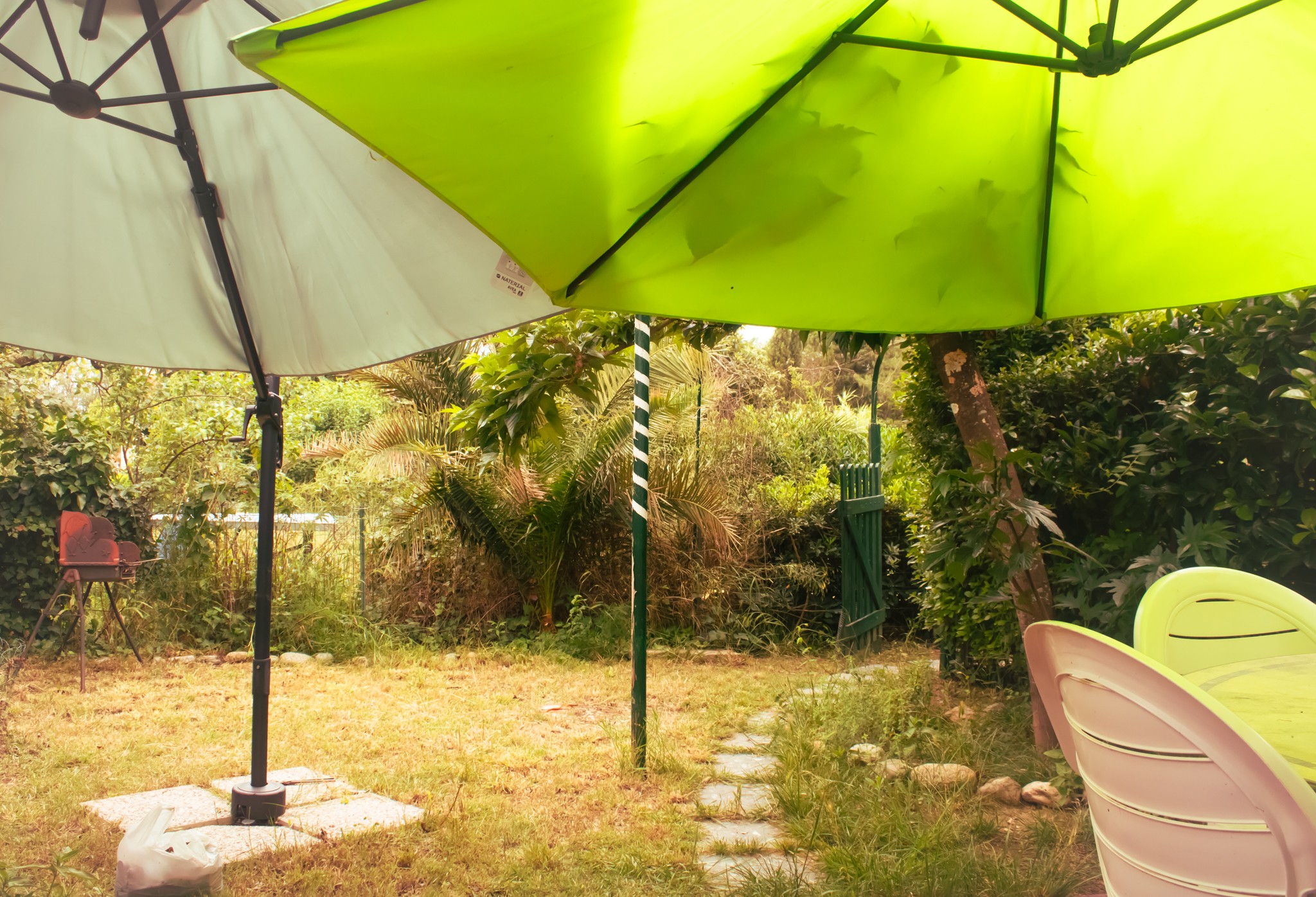 Jardinet avec équipement extérieur (parasol, barbecue...)