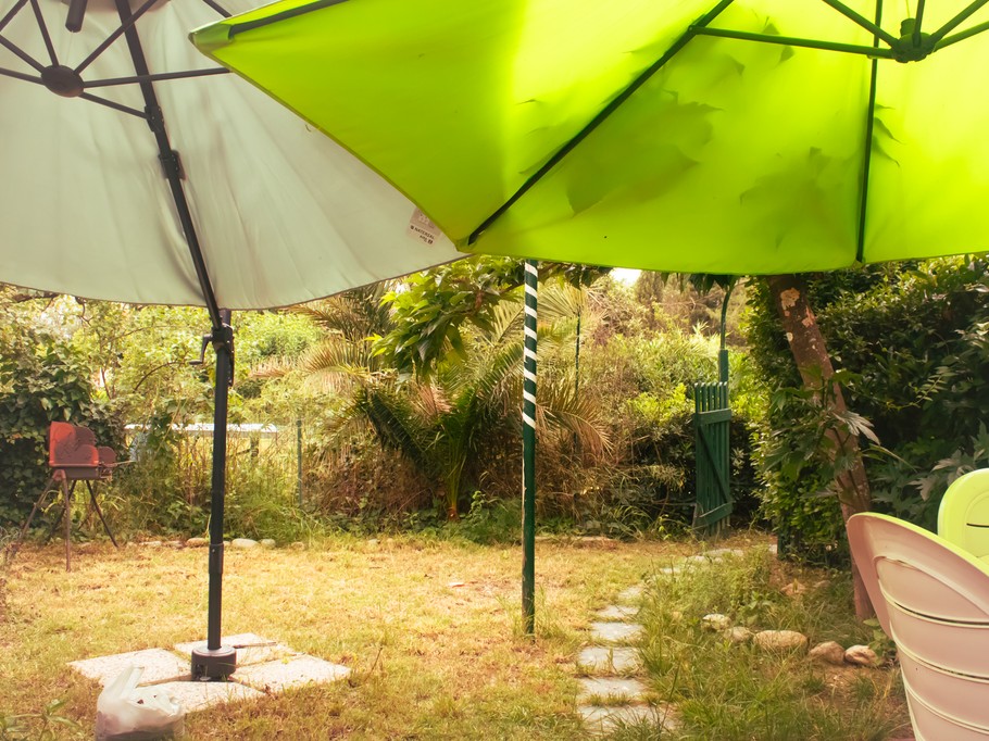 Jardinet avec équipement extérieur (parasol, barbecue...)