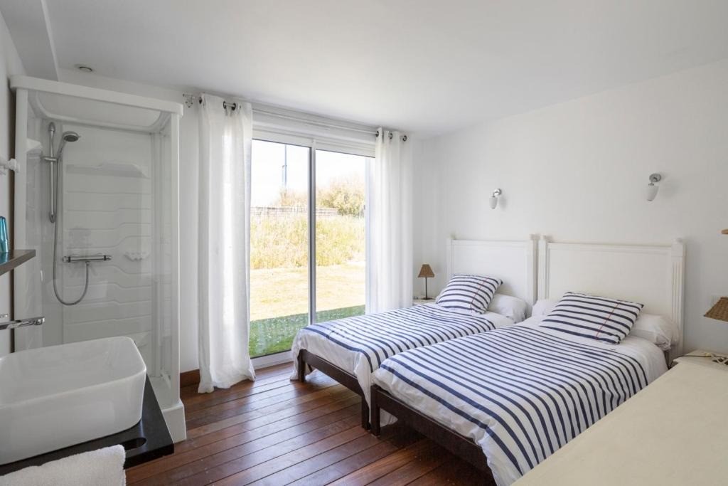 chambre 2 lits 90 et salle d'eau avec accès jardin