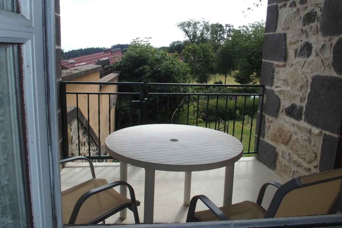 La terrasse couverte, plein Est, pour un petit-déjeuner au soleil levant.