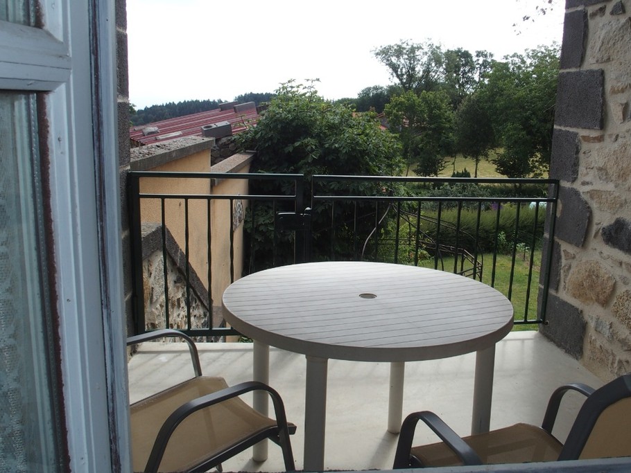 La terrasse couverte, plein Est, pour un petit-déjeuner au soleil levant.