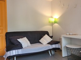 LABARRE, location, Clévacances, Paimpol, la pièce de vie avec espace salon, table à manger, et cuisine aménagée