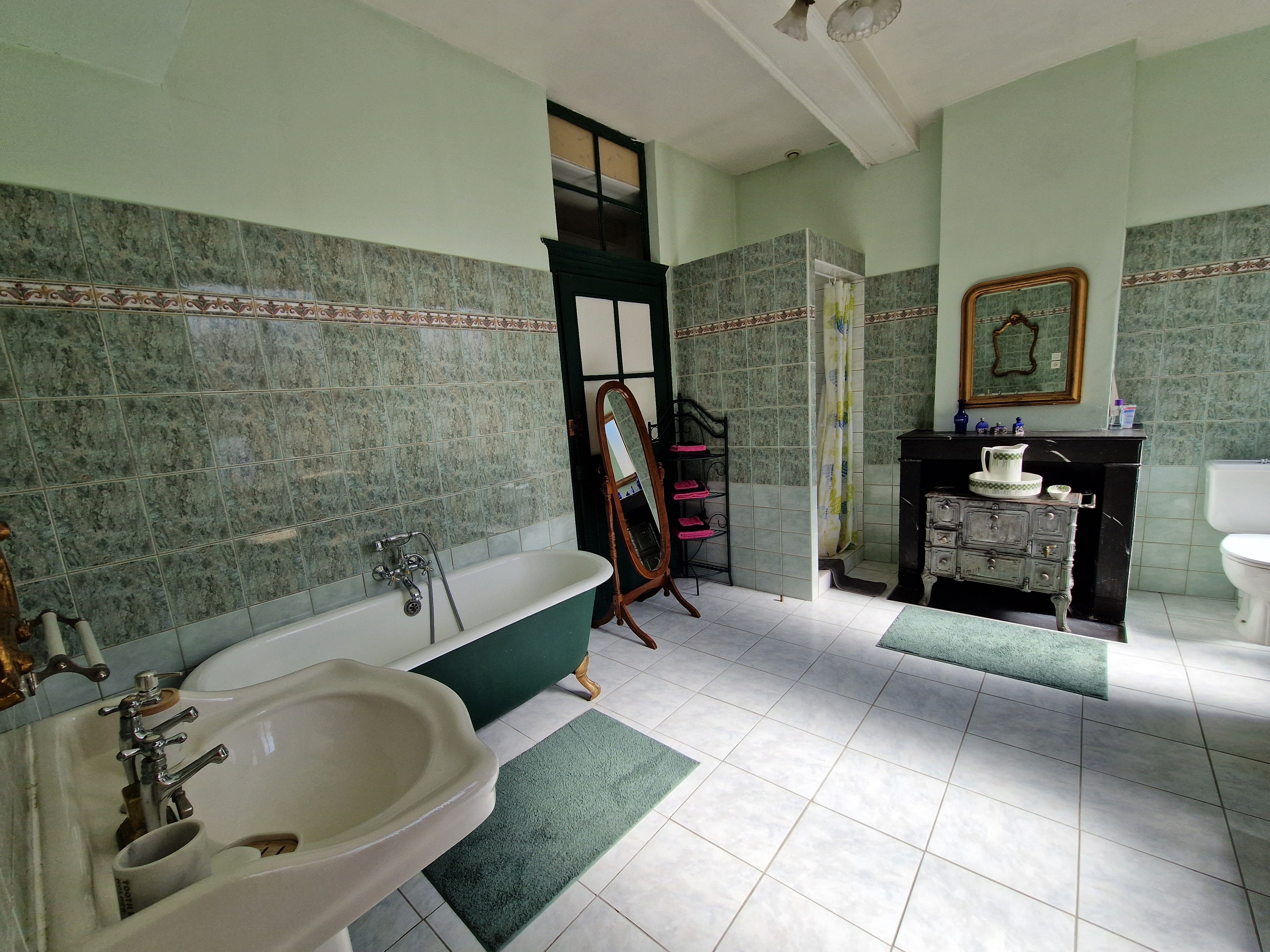 Salle de bains, baignoire et douche - Chambres d'hôtes Le Val du Roy