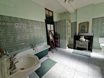 Salle de bains, baignoire et douche - Chambres d'hôtes Le Val du Roy