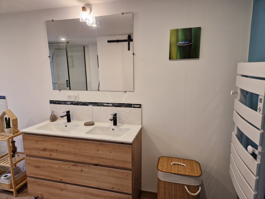 Salle d'eau avec douche spacieuse - Gite des Vignes