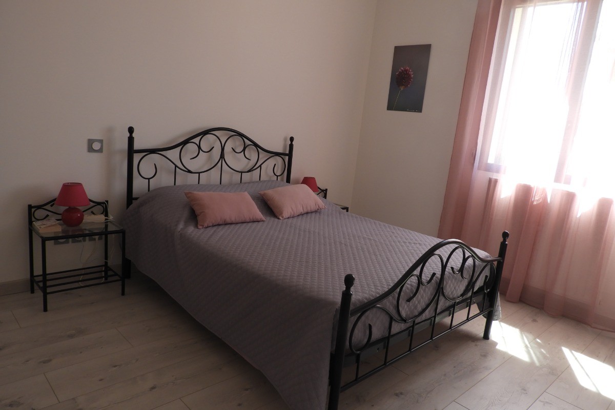 Grande chambre adaptée aux personnes en fauteuil