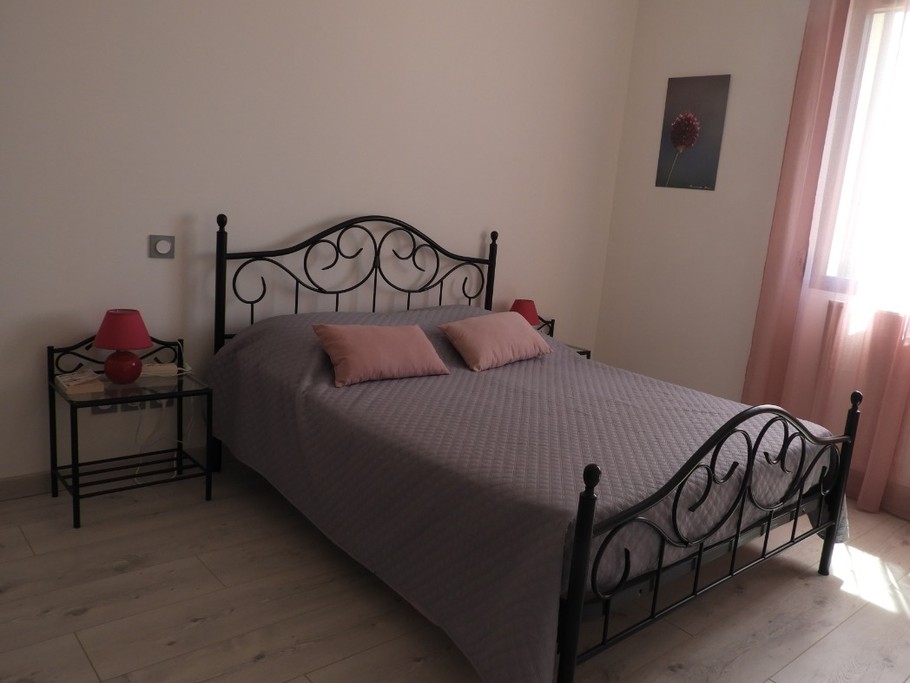 Grande chambre adaptée aux personnes en fauteuil