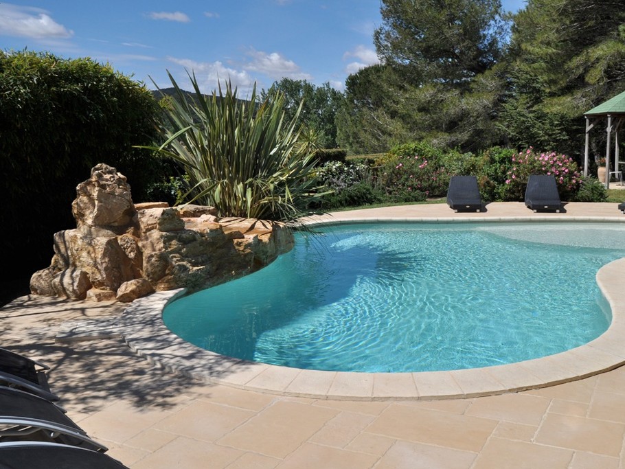 Piscine avec rocher et cascade réalisation haut de gamme Diffazur chauffée par pompe à chaleur