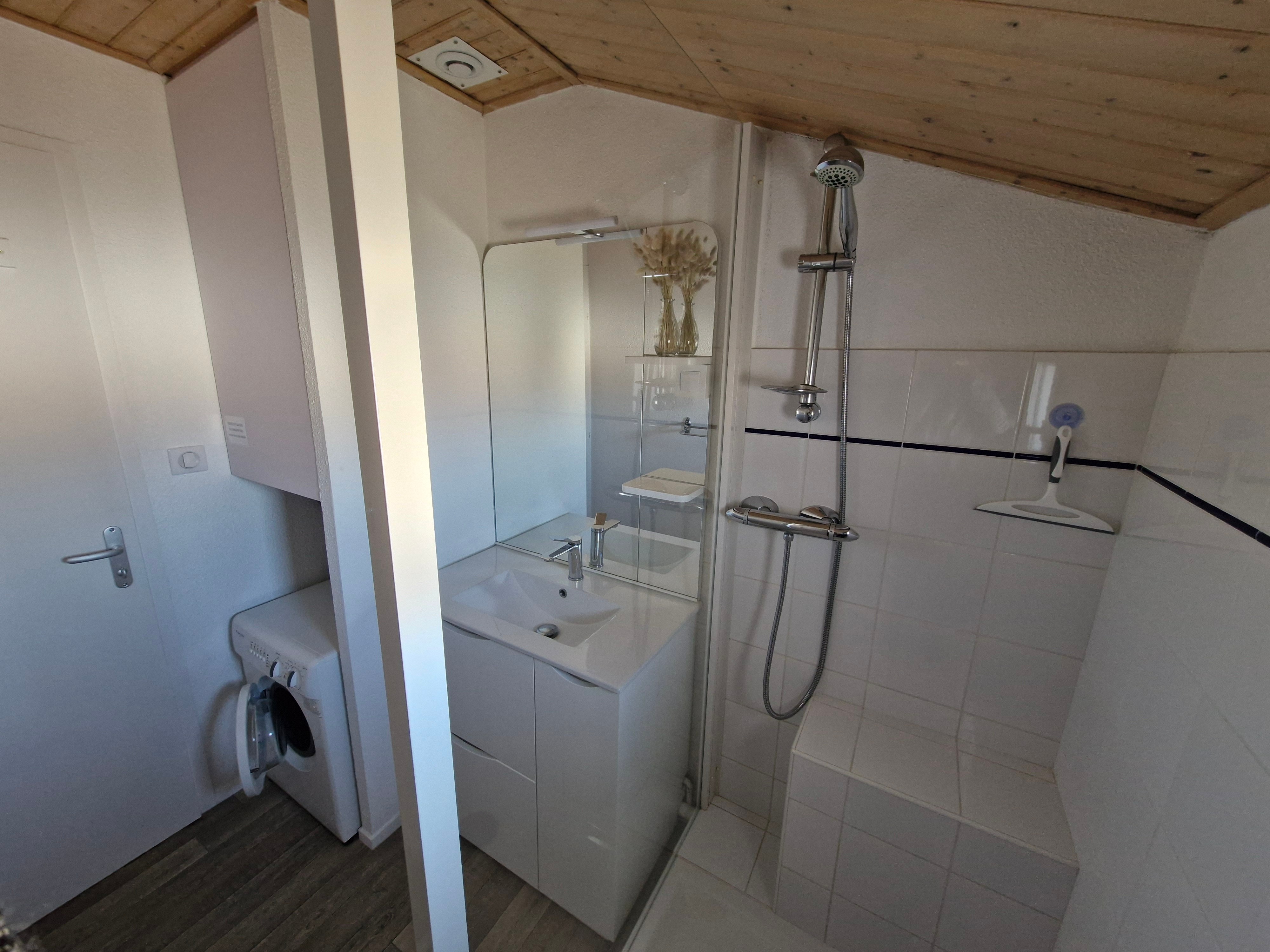 salle de bain avec machine à laver