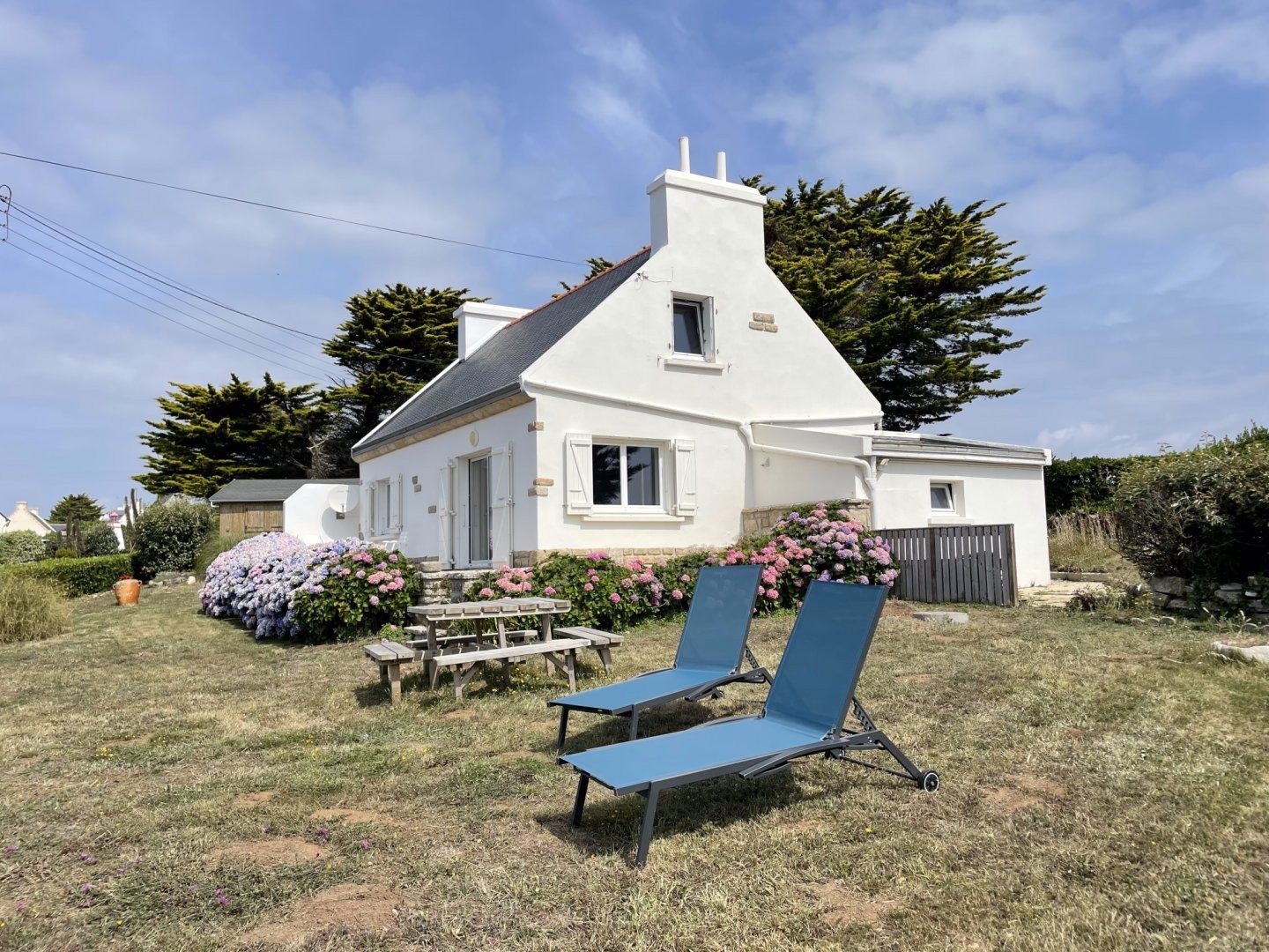 Espace extérieur avec mobilier de jardin