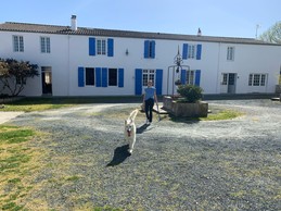 la maison familiale (une entrée indépendante pour les hôtes, à droite de la façade)