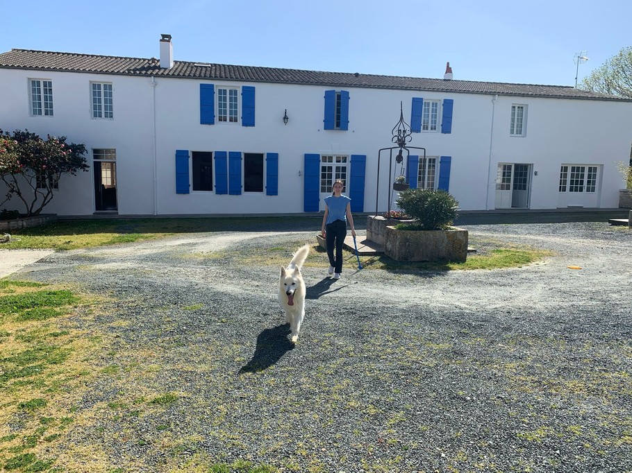 la maison familiale (une entrée indépendante pour les hôtes, à droite de la façade)