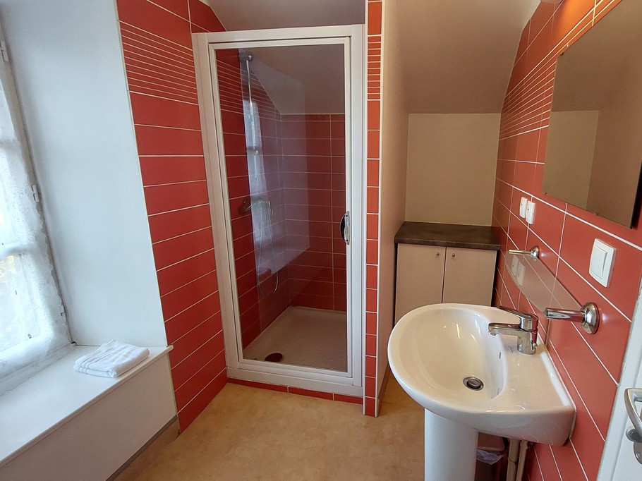 Salle d’eau privative avec douche gîte de groupe Cantal