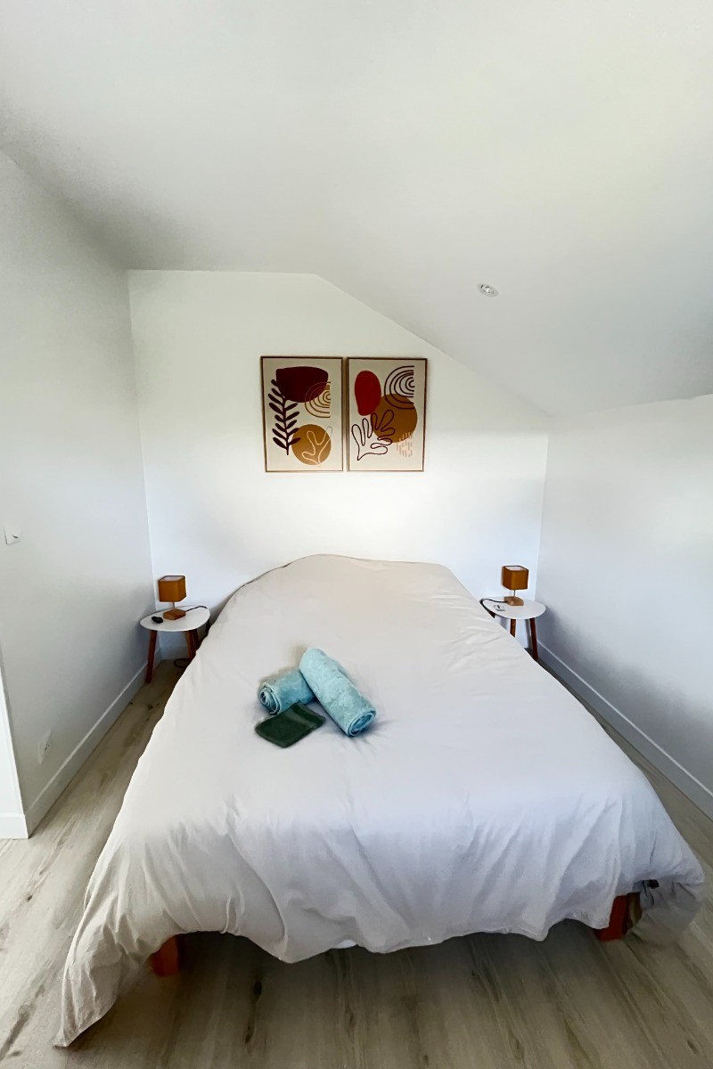 De plain pied au rez-de-chaussée, chambre 1 pour 2 personnes (lit 140 x 190 cm) avec rangements.