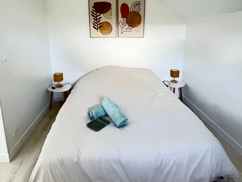 De plain pied au rez-de-chaussée, chambre 1 pour 2 personnes (lit 140 x 190 cm) avec rangements.