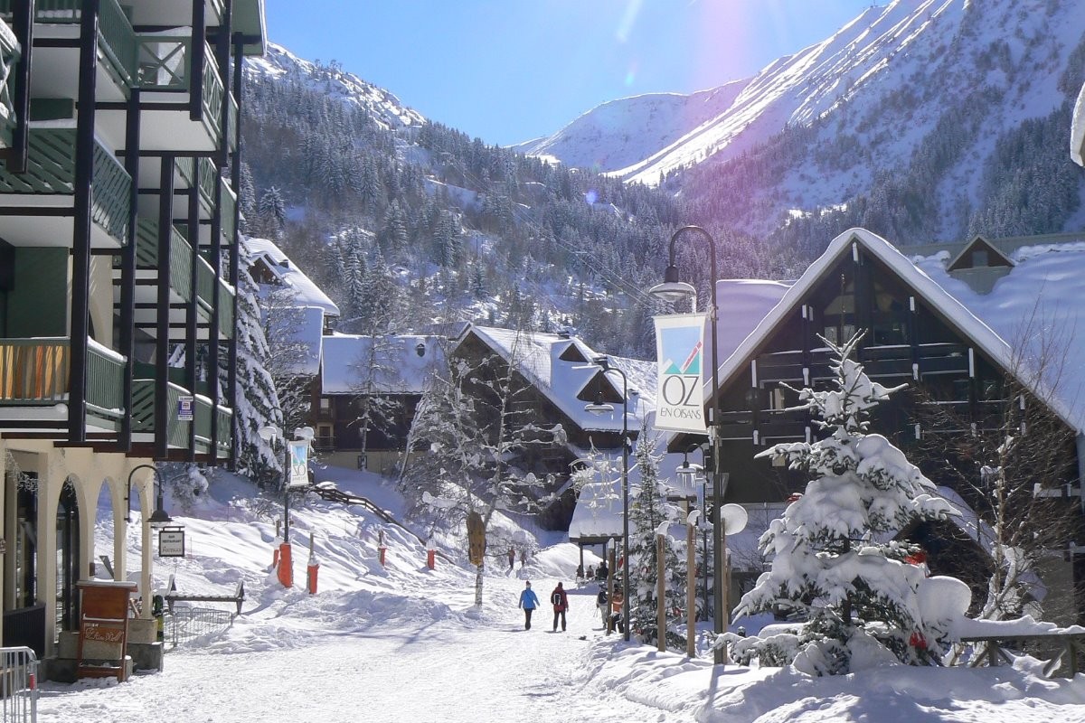 Oz en Oisans rue centrale: commerces, départs Ecoles de ski