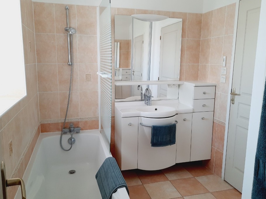 Votre salle de bain, spacieuse et lumineuse, Chambres d'hôtes La Grange Baillargeoise près du Futuroscope, Vienne