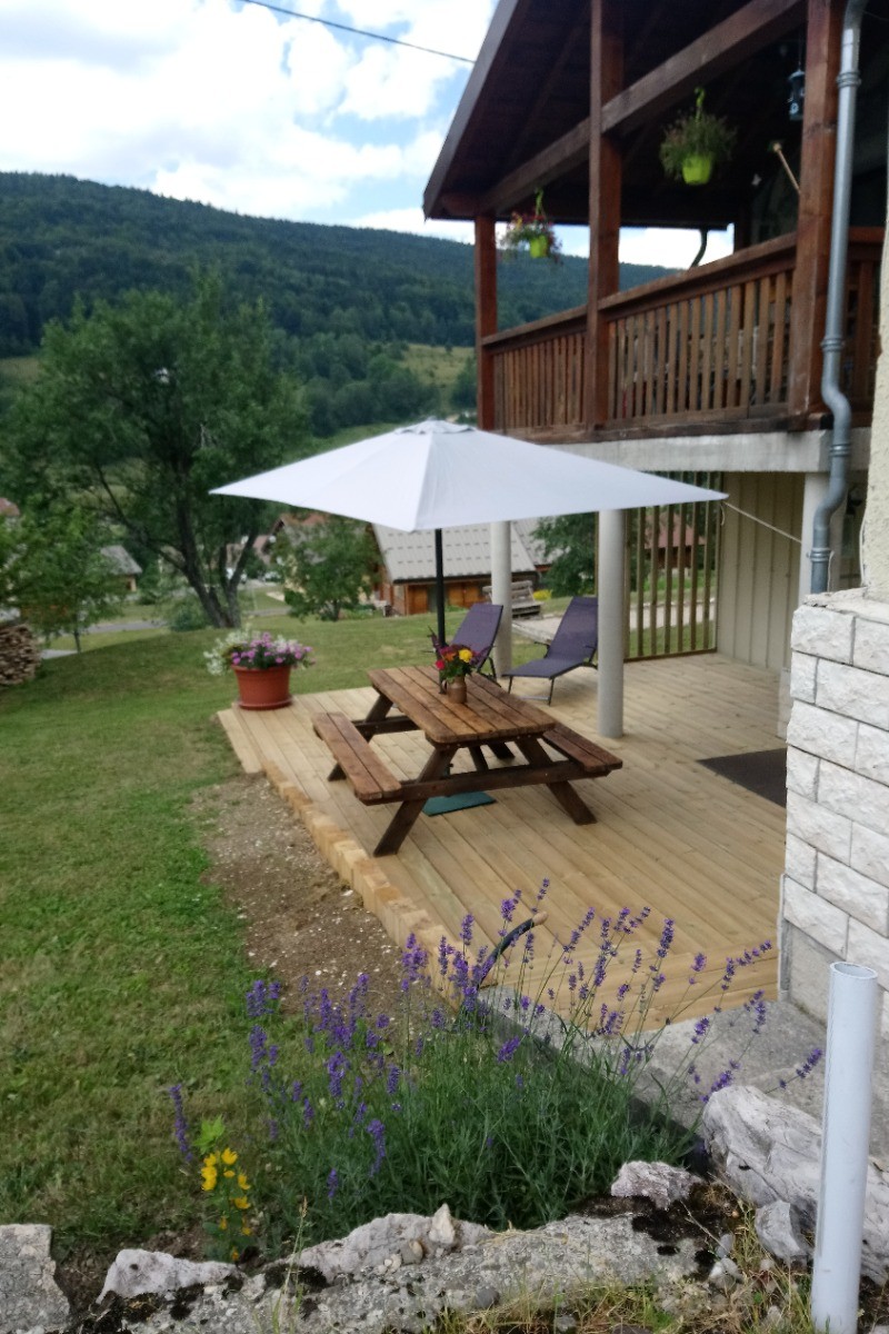 Terrasse en bois avec salon et Chaises longues