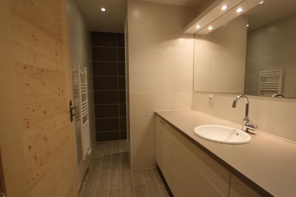 Salle de bains avec douche italienne