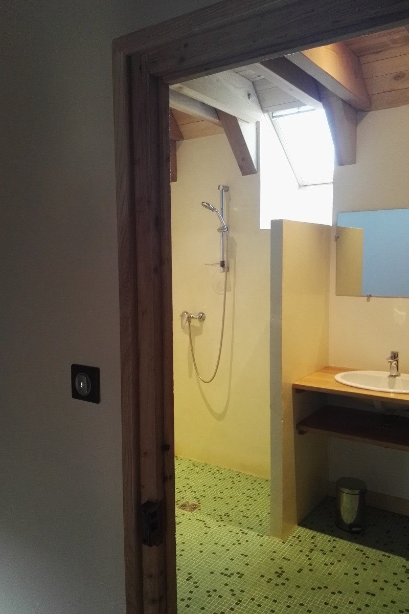 Une des trois salles de bain