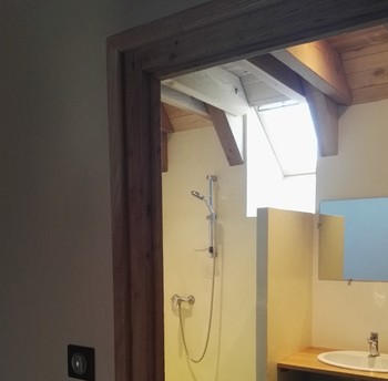Une des trois salles de bain