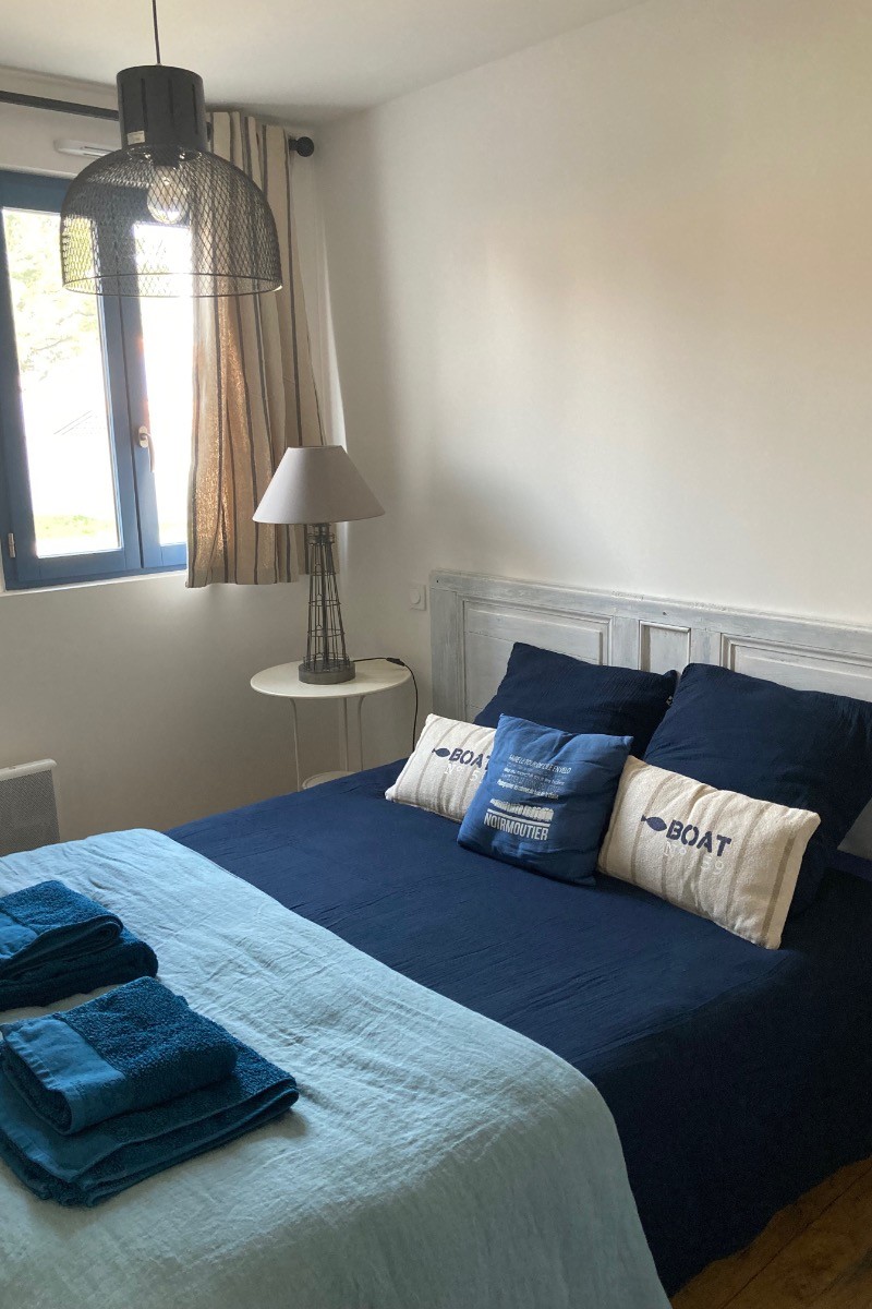 Chambre du rez-de-chaussée avec lit en 140 cm