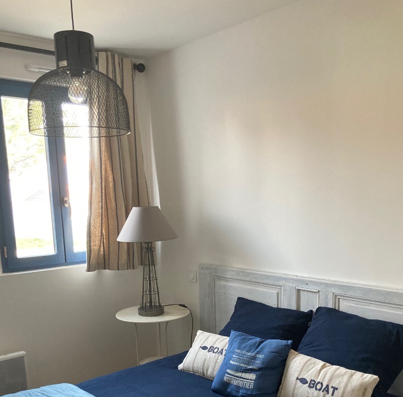 Chambre du rez-de-chaussée avec lit en 140 cm
