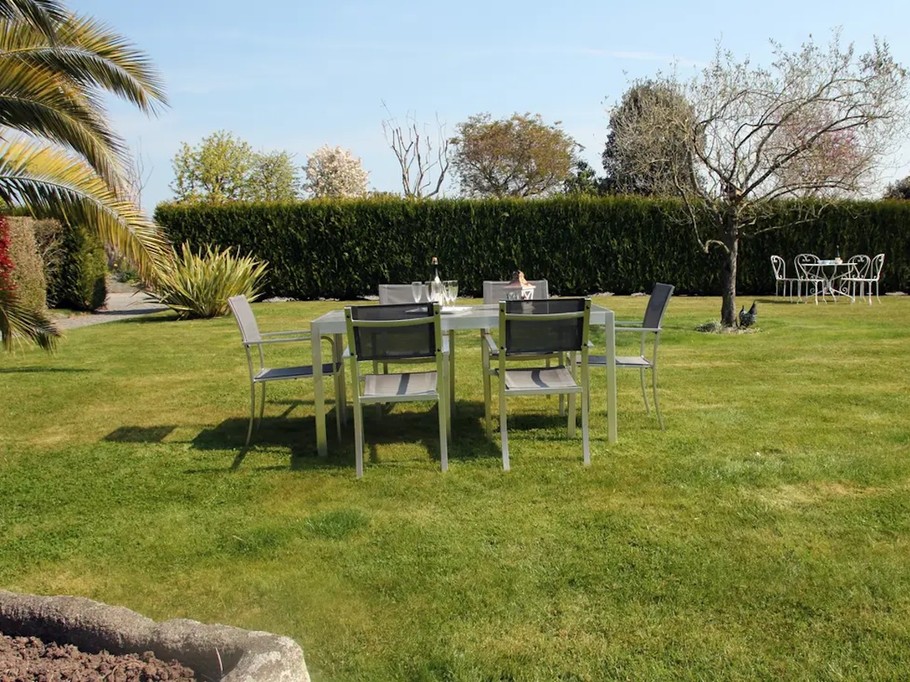 Shared garden with garden furniture available