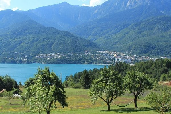 Ancienne ferme entièrement rénovée en matériaux naturels à Savines le Lac vue sur le lac (Hautes-Alpes) - très belle vue