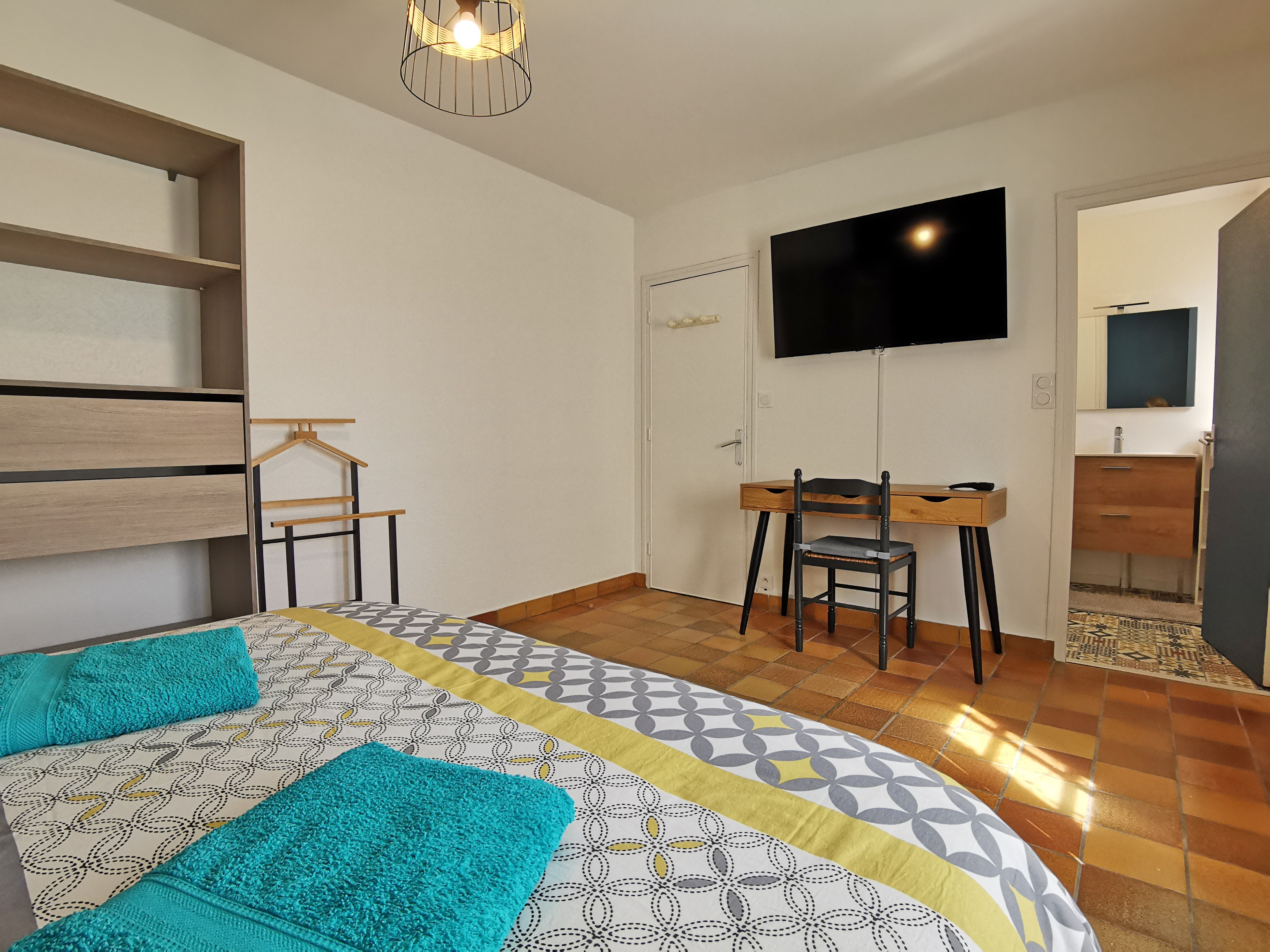 chambre avec bureau et TV