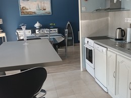 cuisine aménagée côté droit