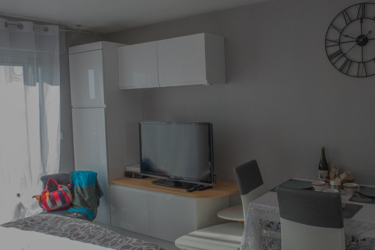 Meuble télé avec rangement
 penderie
TV écran plat 107 cm
