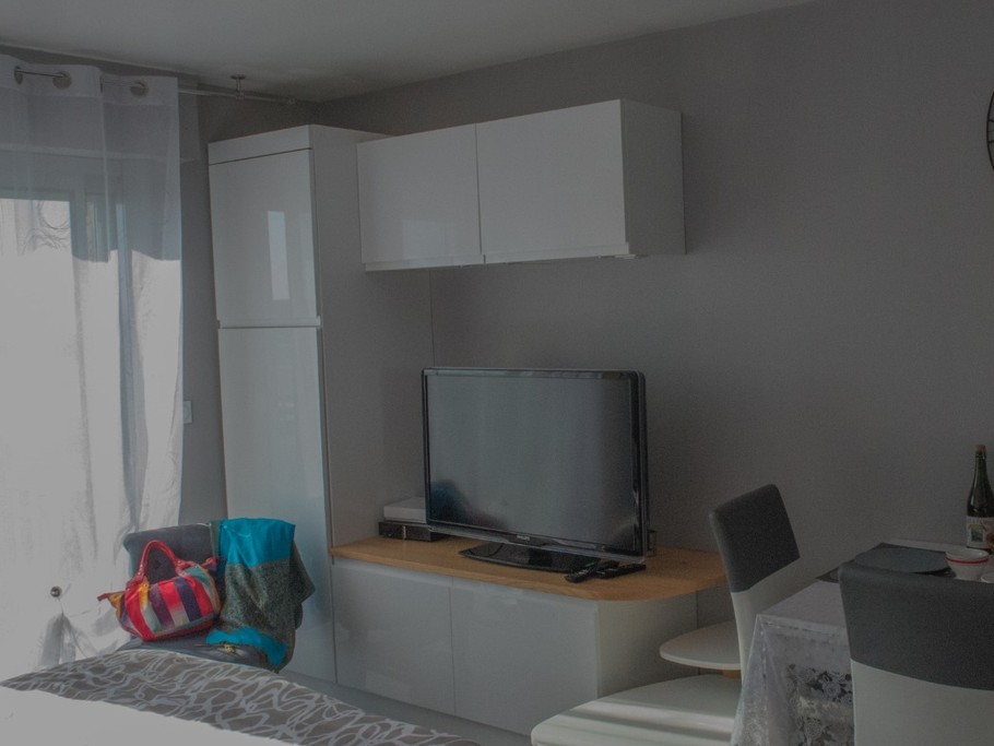 Meuble télé avec rangement
penderie
TV écran plat 107 cm