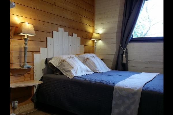 Chambre, lit de 1,40 m X 1,90 m,  Petit dressing, linge de lit prévu et installé