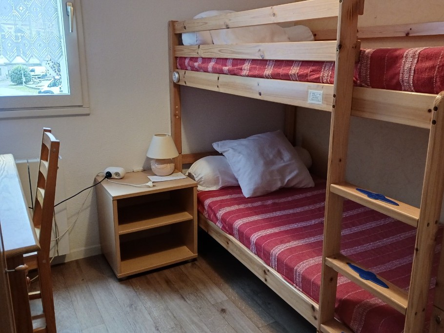 2ème chambre avec 2 lits superposés (90), armoire avec penderie et espace de travail