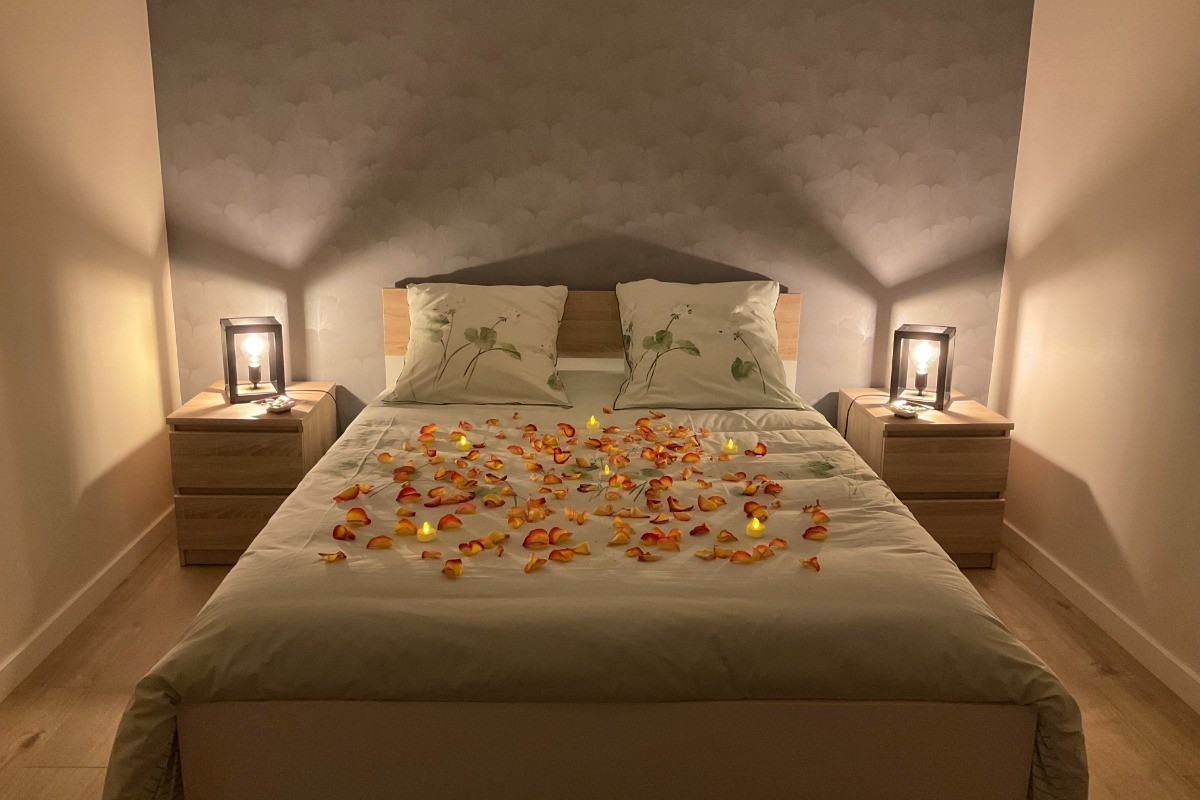 Chambre pour 2 personnes avec penderie et bureau avec chaise (lit 140 cm). Préparation pour un mariage.