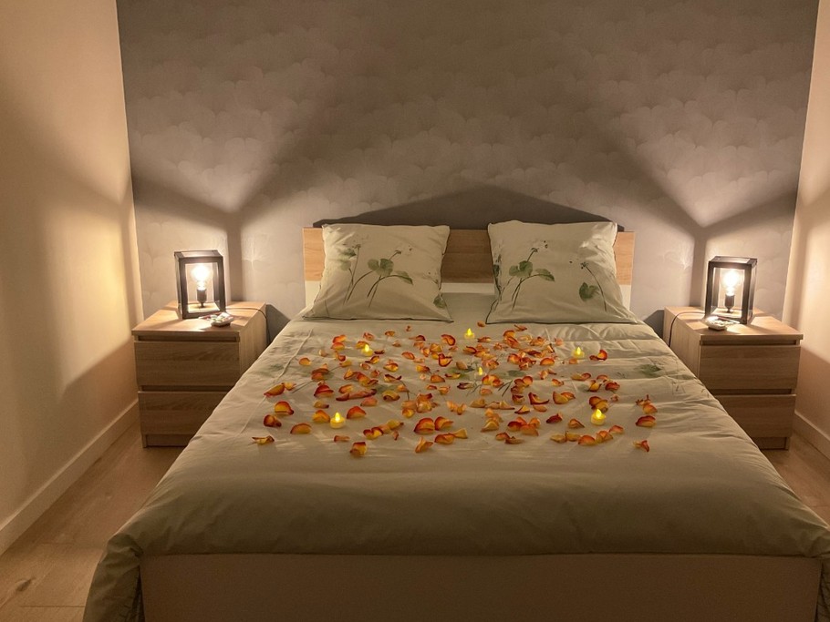 Chambre Côté Cour pour 2 personnes avec penderie et bureau avec chaise (lit 140 cm). Préparation pour un mariage.