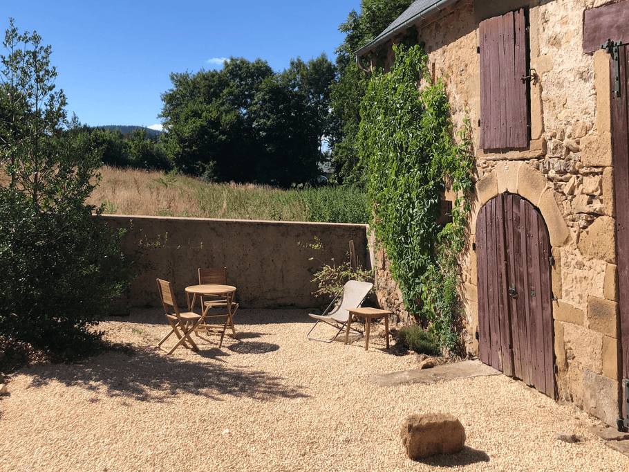 Le grand espace devant la grange vous est réservé