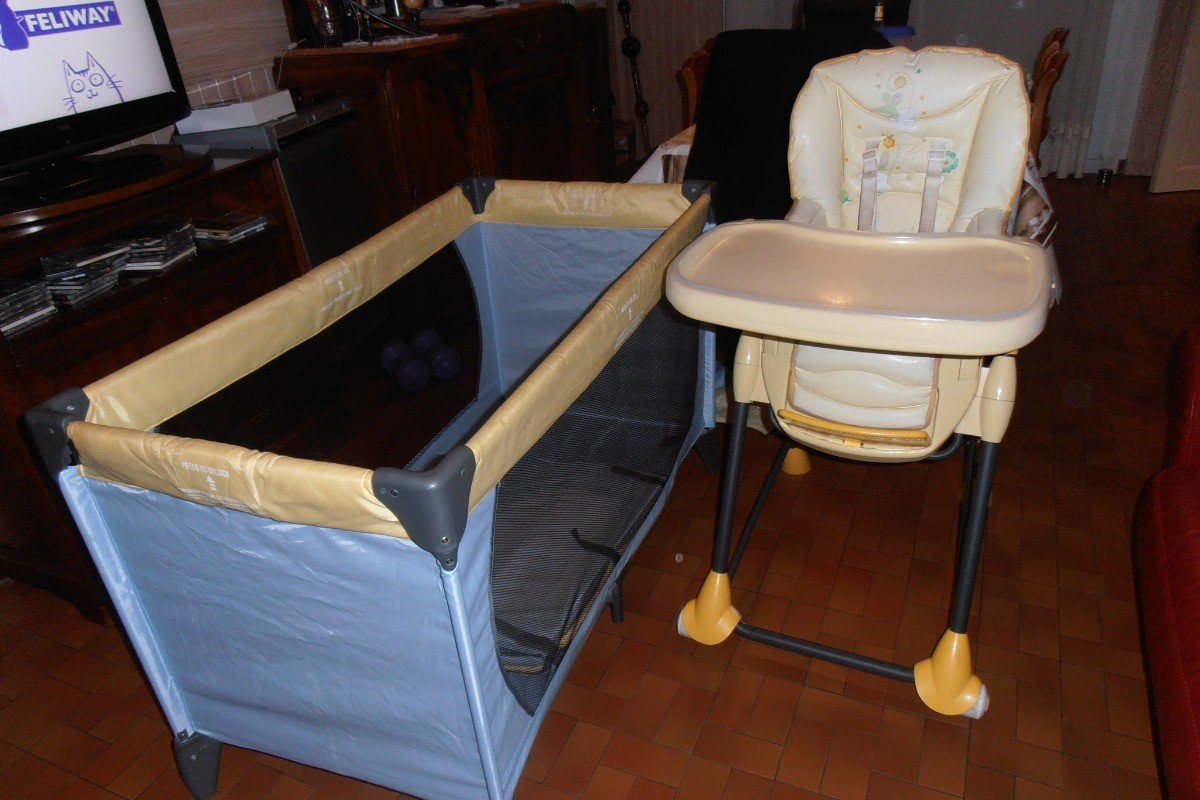 Lit parapluie, chaise haute