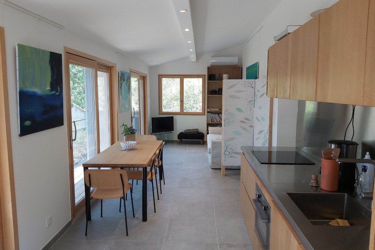 Cuisine équipée en bois massif