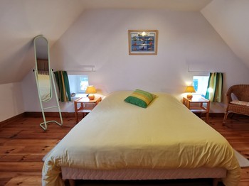 Chambre jaune avec un lit 140