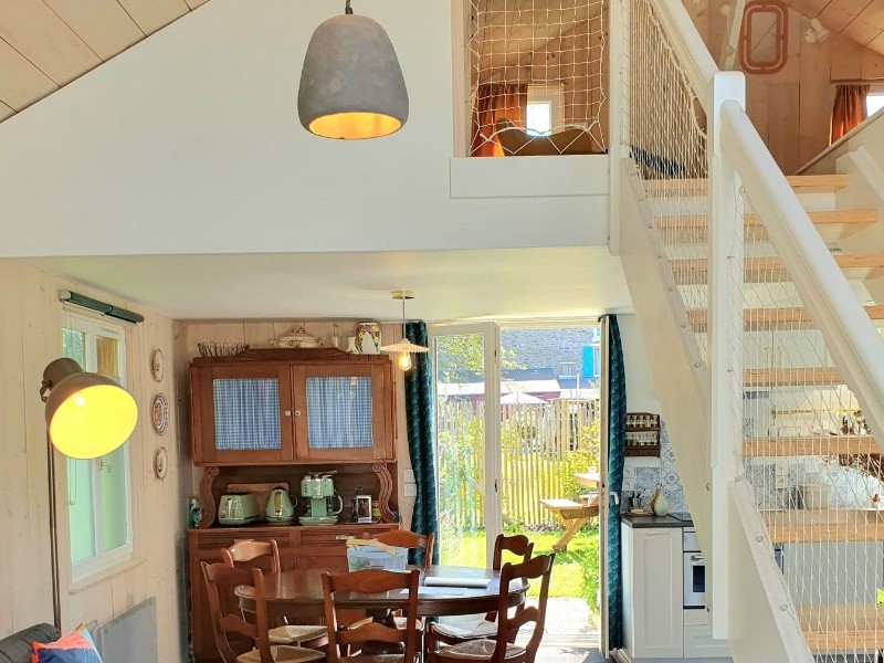 Pièce de vie de plain-pied avec coin cuisine, coin séjour et coin salon