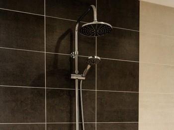 Salle d'eau accessible pour les personnes à mobilité réduite