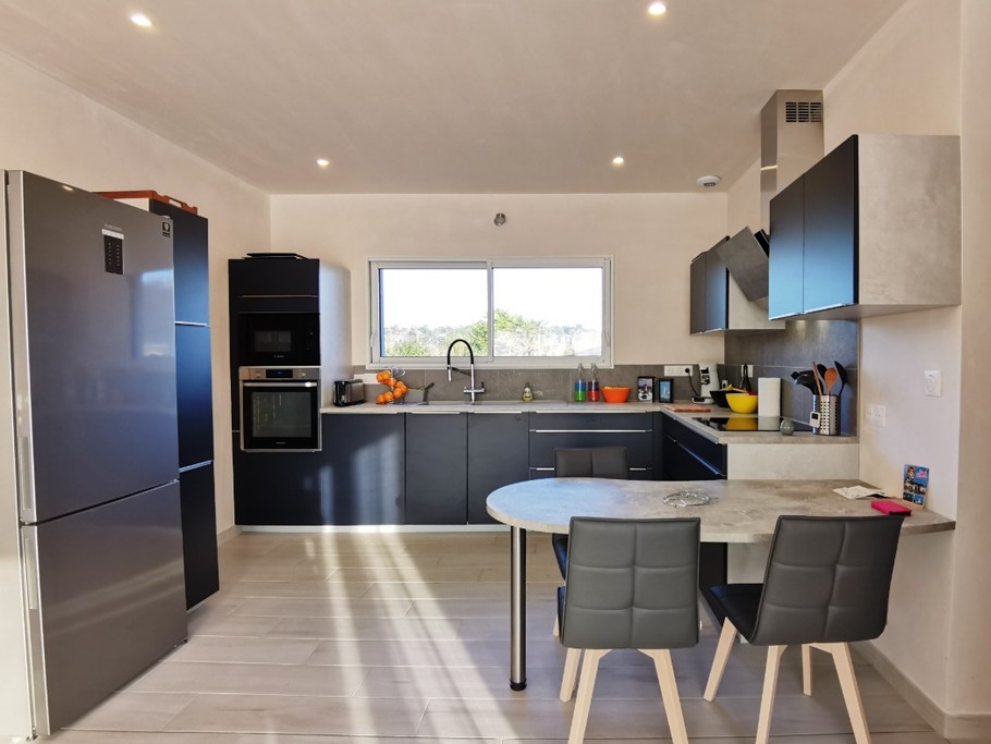 Cuisine toute équipée - Maison de plain-pied équipée PMR - Location de vacances - Ploudalmézeau - Maison Roscaroc Aubertin