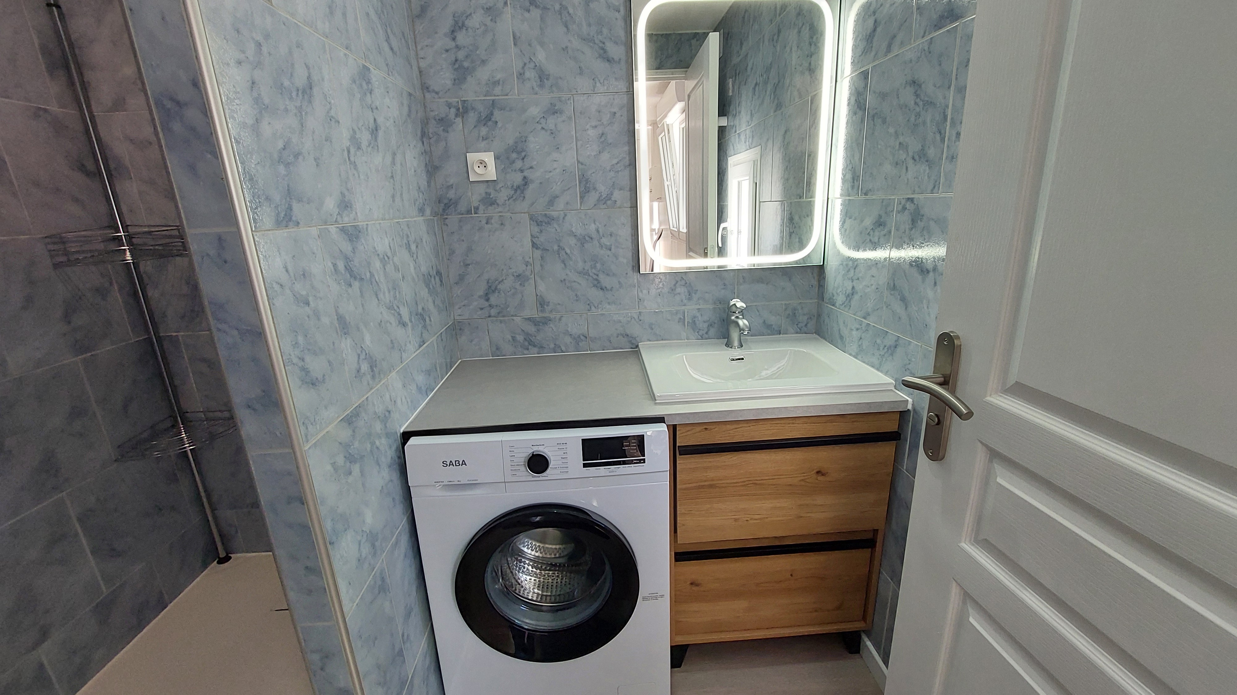Salle d’eau moderne avec douche dans un gîte 2 personnes