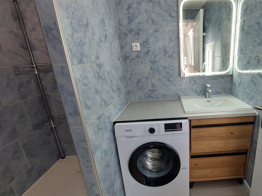 Salle d’eau moderne avec douche dans un gîte 2 personnes