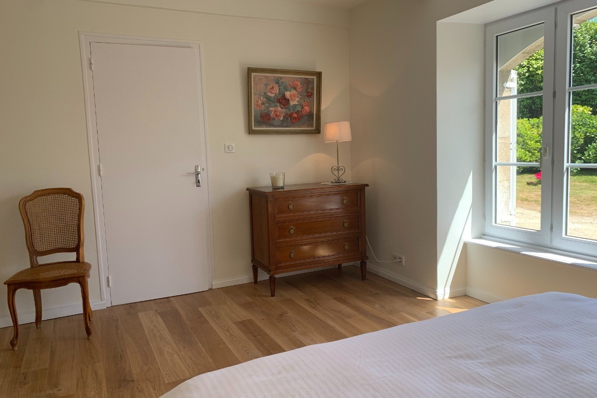 Chambre avec commode et placard penderie